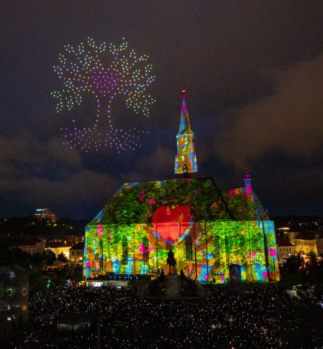 spectacol multimedia cu drone